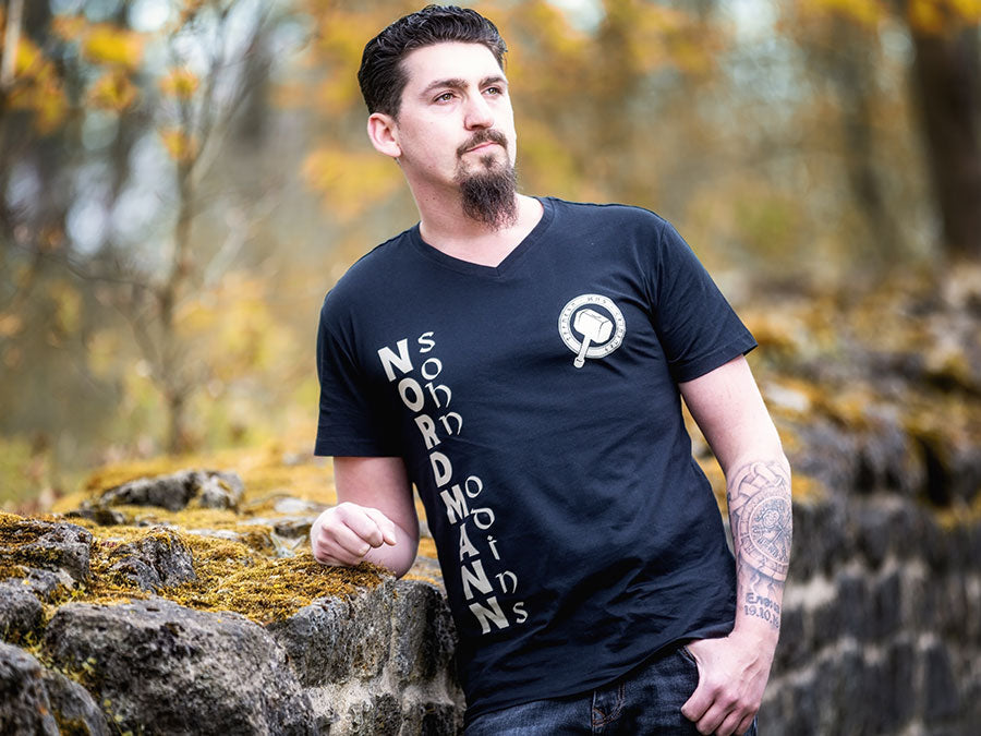 Herren V-Neck Luxury Shirt "SOHN ODINS" – kurzarm aus Bio-Baumwolle