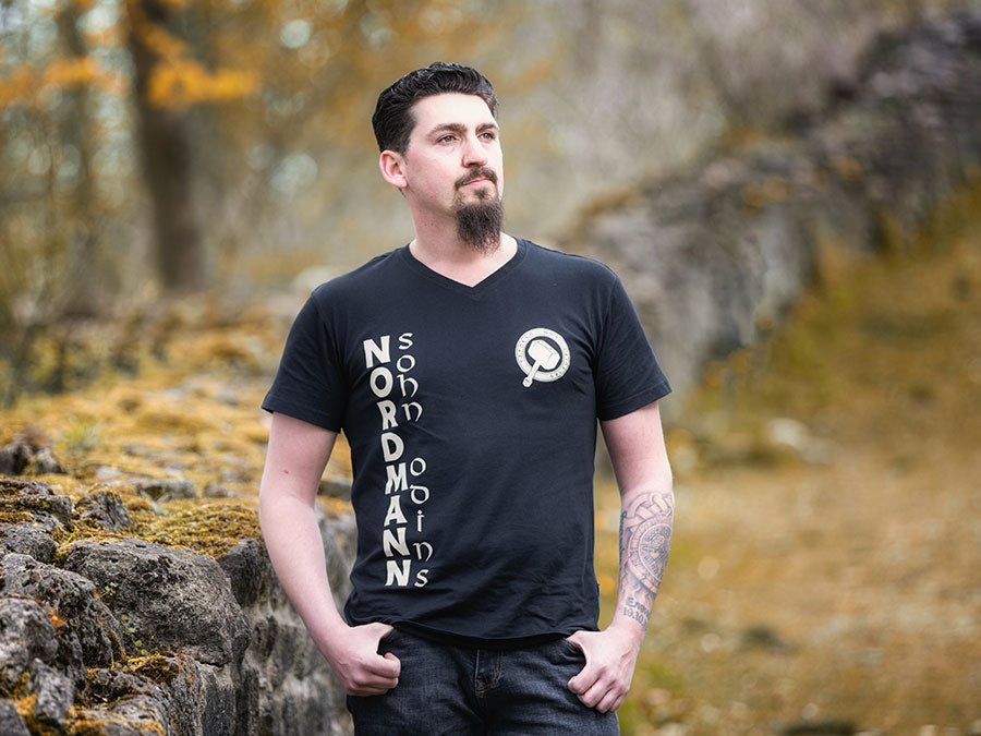 Herren V-Neck Luxury Shirt "SOHN ODINS" – kurzarm aus Bio-Baumwolle